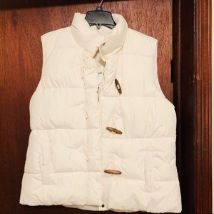 NWT White Gap Puffy Vest w oblong wooden buttons